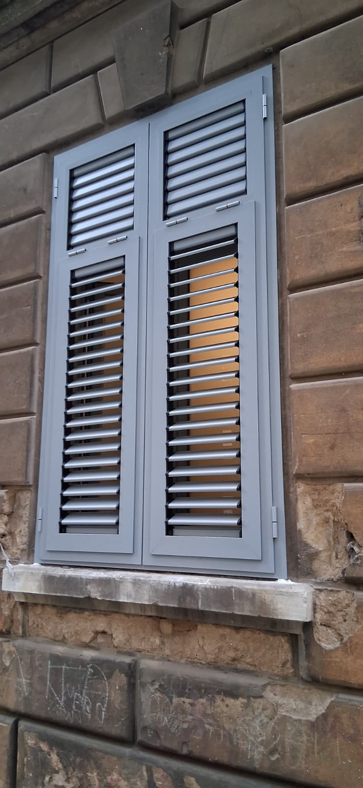 Aluminijske grilje na kamenoj fasadi u staroj jezgri, Rijeka