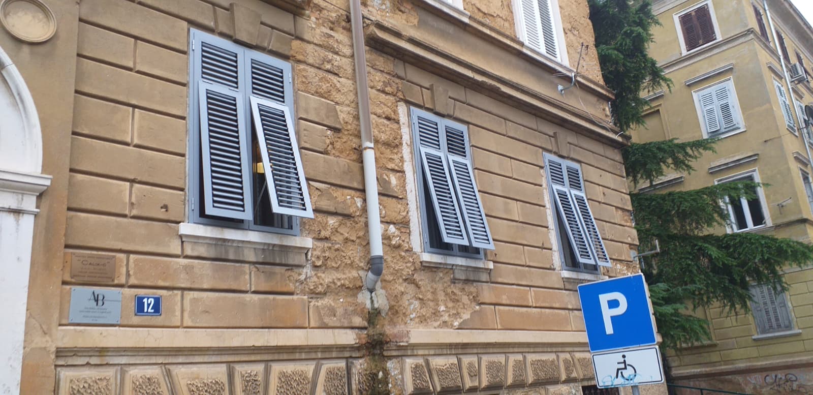 Aluminijske grilje na "kip" otvaranje, stambena zgrada u Rijeci