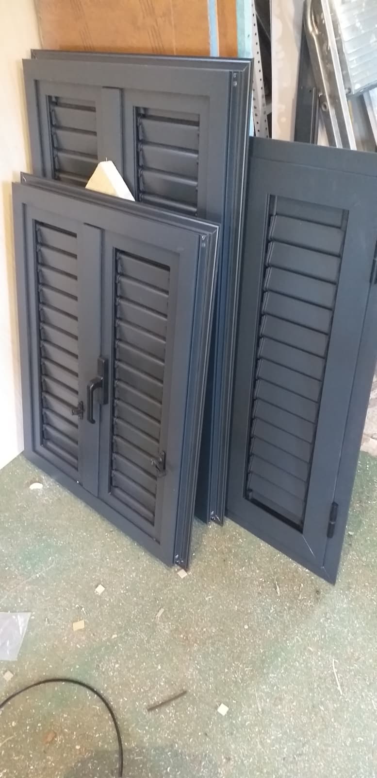 Aluminijske grilje pripremljene za montažu