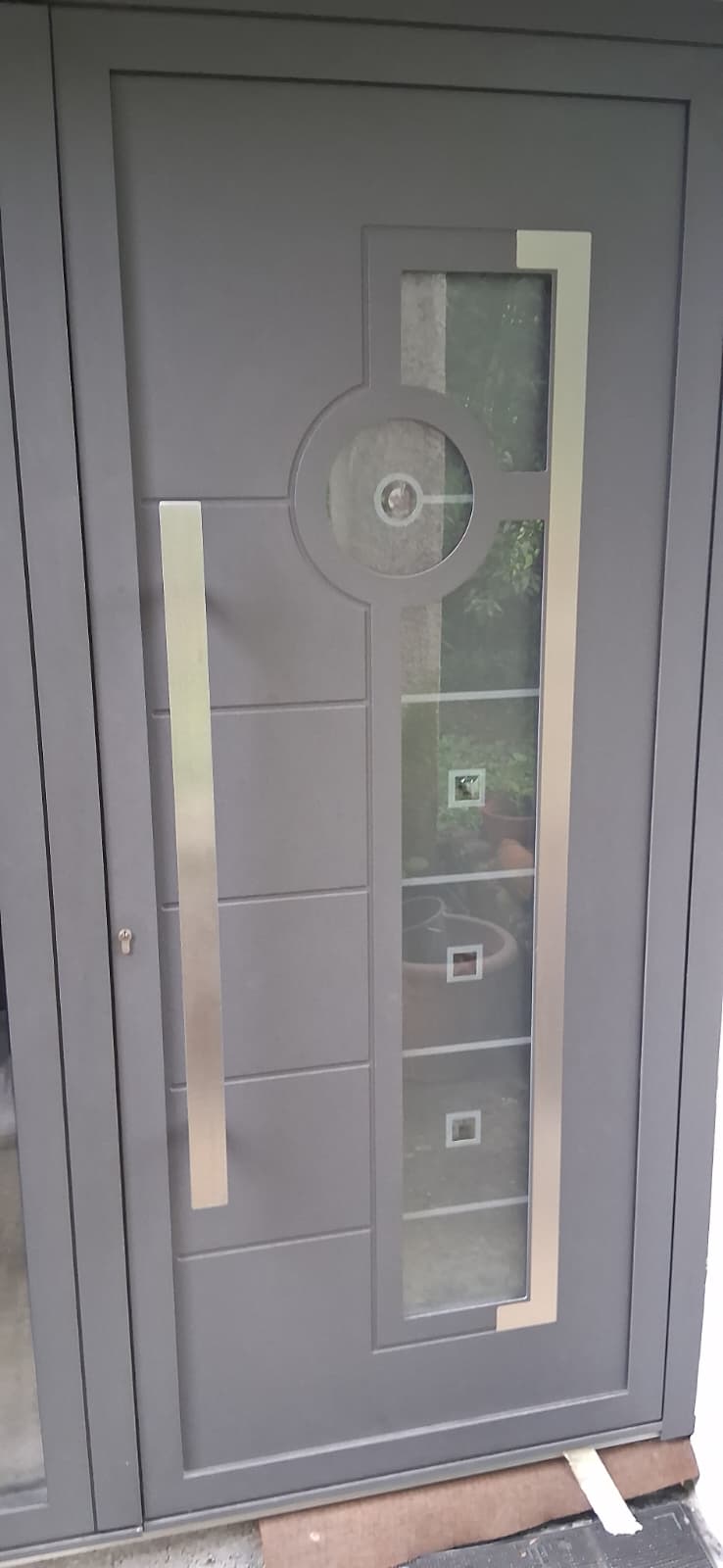 Detalj ulaznih vrata s inox ručkom i špijunkom