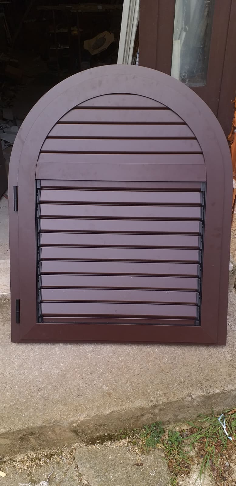 Manja lučna aluminijska grilja, detalj