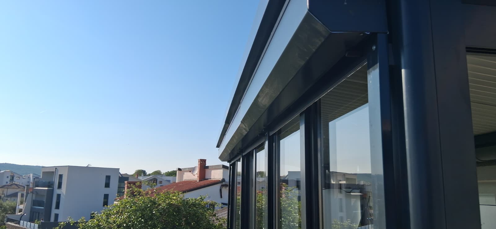 Oluk na aluminijskoj konstrukciji s krovnim sendvič panelima, detalj